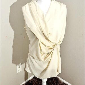 Beautiful Lightweight Casual Love 21 by Forever 21 Light Cream Top!